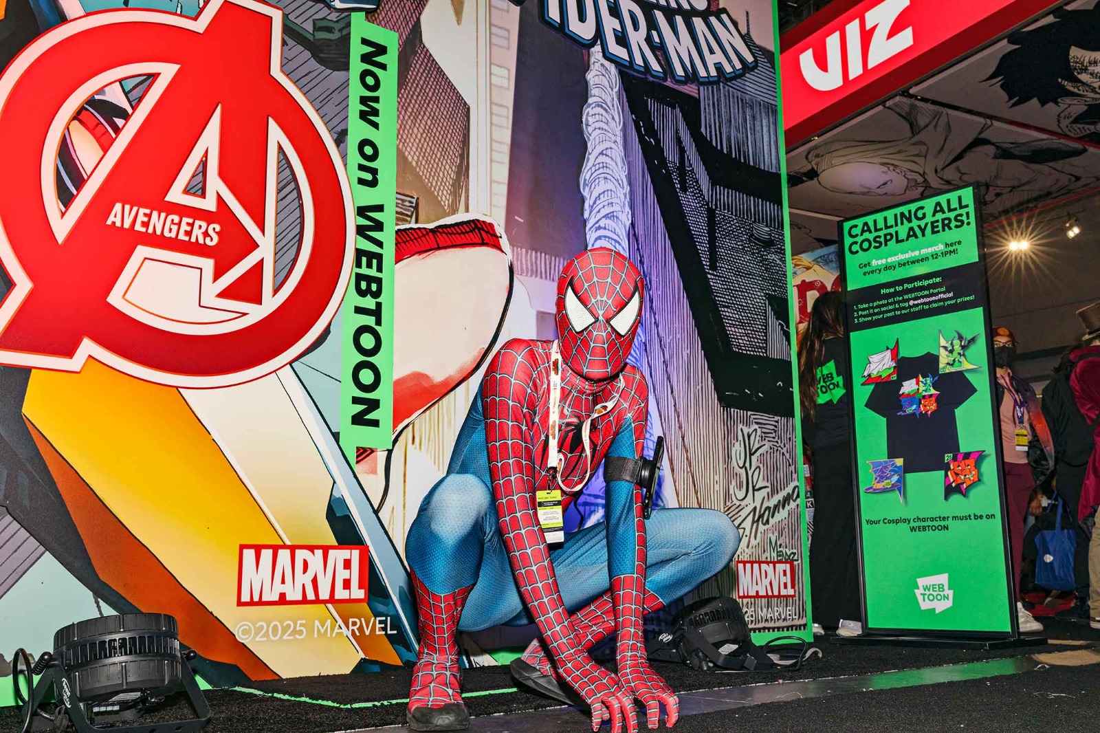 شخص متنكر بزي سبايدرمان بجانب جناح